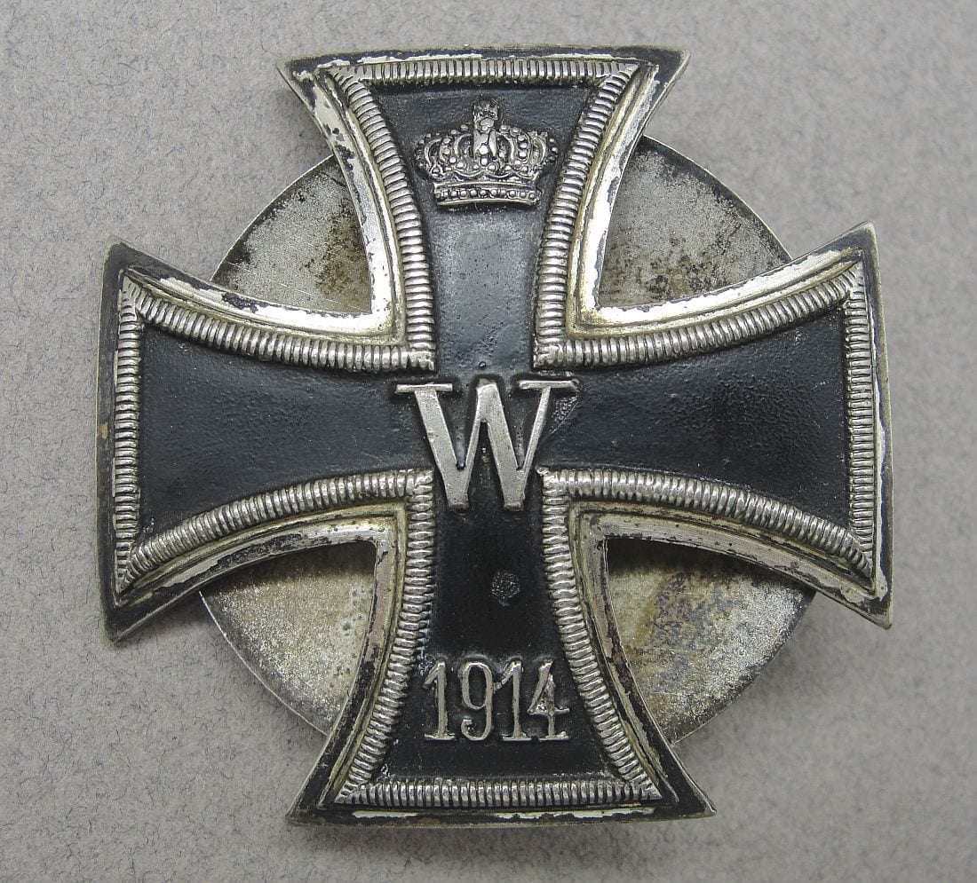 WW1 Iron Cross First Class Screwback Version Vaulted - Non Magnetic